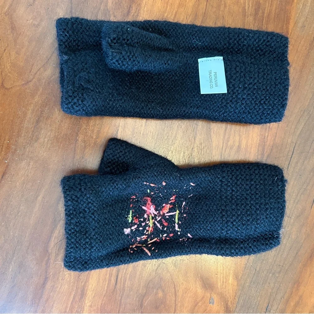 Peruvian Trading Company Black Fingerless Gloves with Floral Embroidery